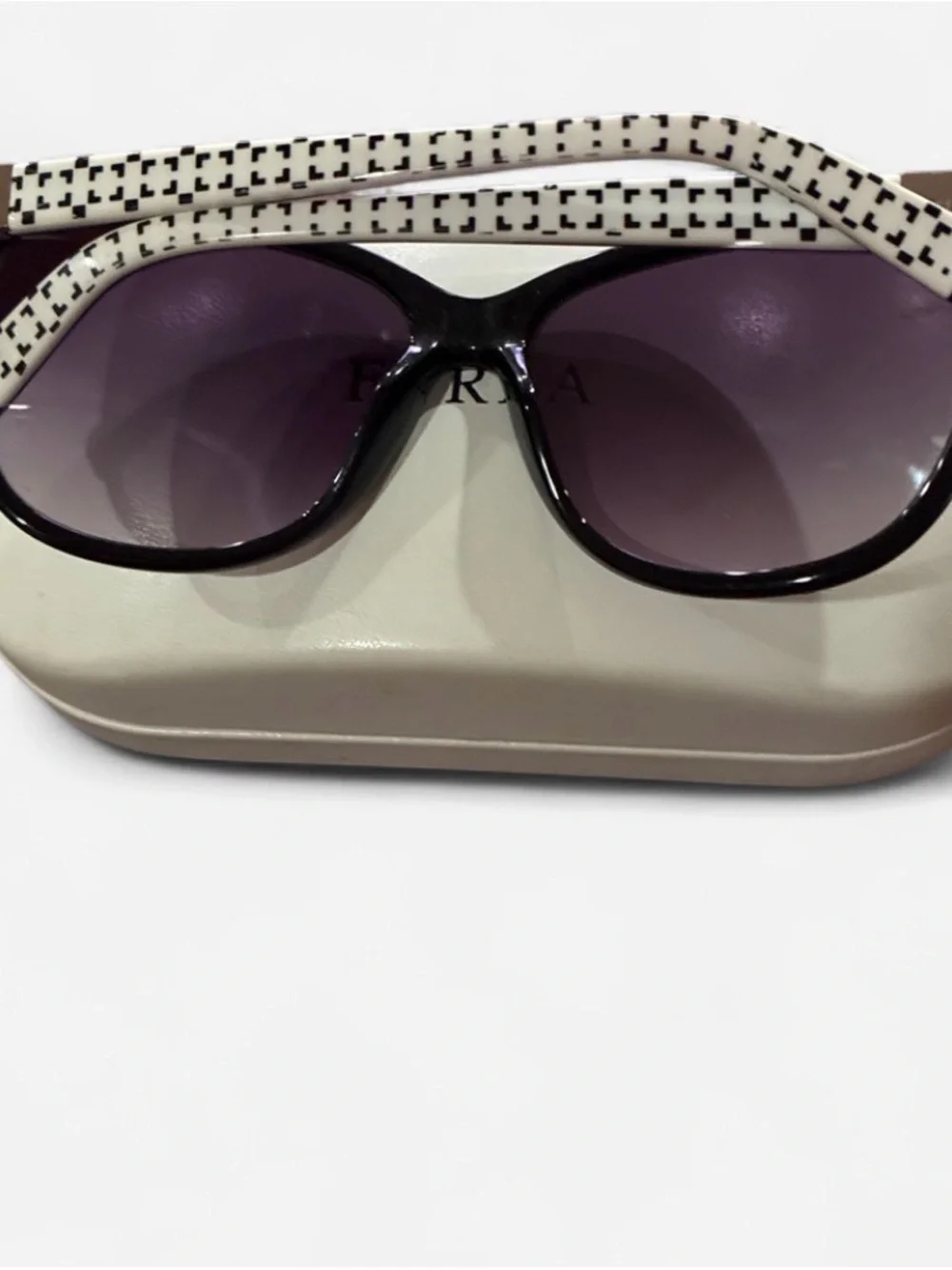 Stylish Black Women’s Sunglasses with Gradient Lenses